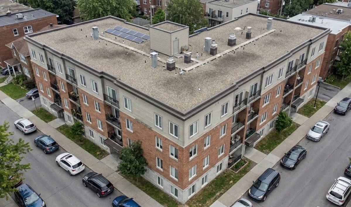 Visuelle Drohnendokumentation einer Bestandsimmobilie mit Dach- und Fassadenübersicht