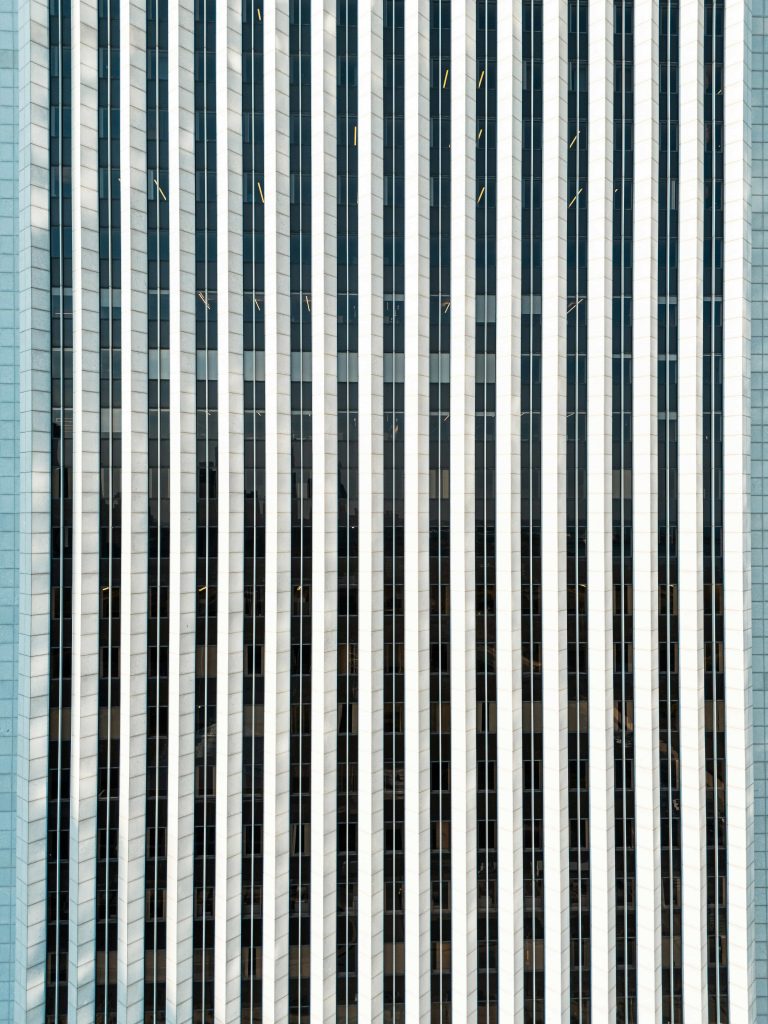 Moderne Glasfassade eines Gewerbegebäudes – visuelle Fassadendokumentation per Drohne in NRW