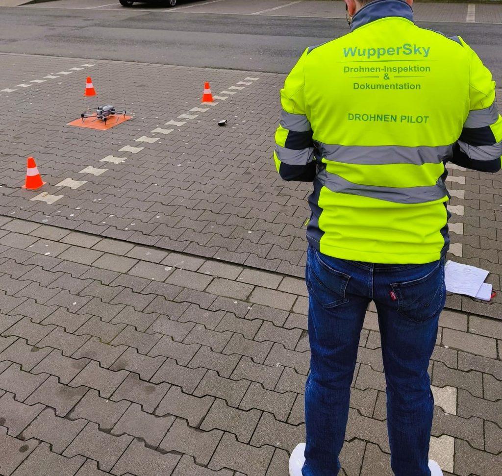Drohnenpilot in Wuppertal von WupperSky beim Drohneneinsatz mit DJI Matrice