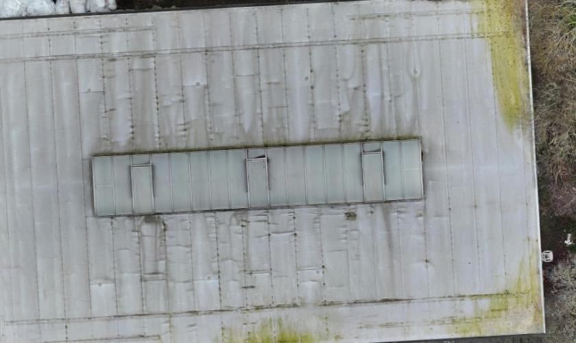 Symbolbild: Orthofoto eines Flachdachs mit Lichtkuppeln aus eigener Testbefliegung