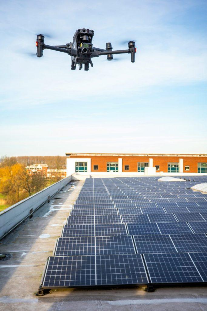 Symbolbild: Drohneninspektion eines Gewerbegebäudes mit PV-Anlage